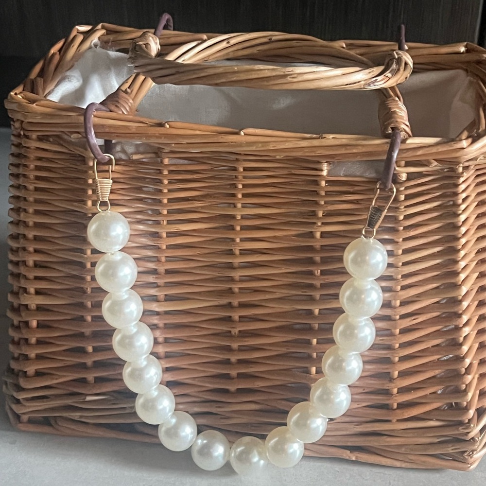 Wicker handbag pearl strap